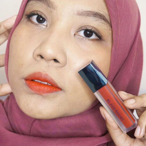 My Current Favorite!! 💕💄.Karena lagi bosan dengan lip matte, sekarang aku beralih sejenak ke produk dengan hasil velvet (ga matte tapi ga terlalu glossy juga) dari @blackrouge_kr Airfit Velvet Tint shade A28 Mango Tulip Gaden 🌷 .Shade ini memiliki perpaduan warna merah-orange. Teksturnya creamy, bukan cair seperti tint pada umumnya. Nah karena hasilnya velvet, jadinya gampang transfer. Tapi warnanya ga langsung buyar ketika dibawa makan minum karena masih meninggalkan efek tint nya di bibir. Pigmentasinya bagus, cukup tahan lama dan cocok untuk bibir kering.Kalian bisa dapatkan produk ini di @hicharis_official dan pastinya ada diskon dengan pembelian di link dibawah ini👇🏻.Black Rouge Air Fit Velvet Tint (Blueming Garden)http://hicharis.net/tamioktari/1q8V#AirFitVelvetTint #BlackRouge #BluemingGarden #Charis #hicharis #charisceleb @charis_celeb #ClozetteID