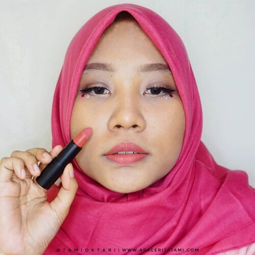 #MiniReviewbyTami.Lipstick dengan banyak pilihan warna? Cobain deh salah satu produk Korea @inga_official Semi Matte Liptick ini. Total ada 17 shade. Mau warna merah, orange atau yang nude pun ada. Saking banyaknya pilihan jadi bingung mau yang mana🙈 Yang aku pakai sekarang adalah shade 11 Hug Me yang termasuk dalam seri MLBB Me Line.Packagingnya zuper simple, serba item. Sesuai namanya, hasilnya semi matte. Ringan dan nyaman di bibir. Pigmentasinya juga cukup bagus. Creamy, jadi ga seret pas dipakai dan hasilnya pun smooth banget di bibir. Tapi lipstick ini ga transferproof ya.Kalian bisa dapatkan produk ini di @hicharis_officialdan aah.. kalau mau dapetin diskon bisa langsung ke 👉 hicharis.net/tamioktari/qXB 👈 . #IngaSemiMatteLipstick #KoreanCosmetics #charisceleb #hicharis #ClozetteID