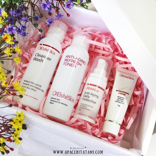 Jadi ini dia produk-produk yang ada di serangkaian @elsheskin Anti Aging Series yang dulu pernah aku share di story. Produk ini udah dicoba ama mama aku selama seminggu ini. Seneng banget nih Mama aku pas dikasi produk ini. Sejauh ini ga ada reaksi negatif di wajah mama aku~♡.Bagi kalian yang mau coba produk ini, baik untuk kalian pakai sendiri atau mau kasi surprise untuk Mama tercinta, bisa banget lho. Langsung aja ke website atau linenya @elsheskin dan jangan lupa untuk pakai kode voucher SQUADTAMI supaya bisa dapat diskon 10% tanpa minimal pembelian💞.#elsheskin #elsheskinantiagingtreatmentseries #clozetteid