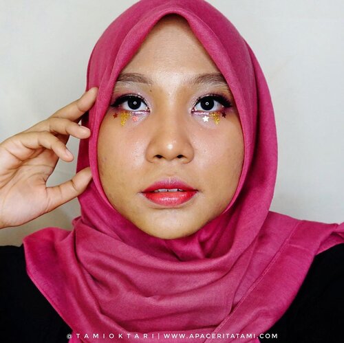 #MakeupLookbyTami yang temanya Glitter Power. Ikutan kolaborasi makeup bareng @kbbvindo 🥰.Glitter yang aku gunakan:✨ @focallurebeauty Luxury Electric Glow Glitter (‘Champagne’ untuk bagian kelopak mata dan ‘Neon’ untuk bagian bibir)✨ @altheakorea Spotlight Eye Glitter - Pink Light✨ Glitter Powder - Yellow (unbrand).#kbbvmakeupcollab #glittermakeup #glittermakeuplook #clozetteid