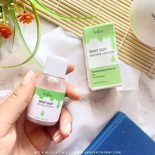 Cobain produk terbaru @langsre.id Spot Dot Drying Lotion yang digunakan untuk obat totol jerawat. Produk ini bisa digunakan untuk membantu mengeringkan jerawat dan mencegah jerawat kedepannya.Langsre Spot Dot berukuran 30 ml ini mengandung• Calamine Powder untuk menenangkan kulit dan mengurangi peradangan/inflamasi jerawat• Alcohol untuk mematikan bakteri yang menyebabkan jerawat• Glycolic acid, Salixylic acid dan Citric acod untuk mempercepat penggantian sel kulit baru sehingga ketawat lebih cepat sembuh.Produk ini udah ada BPOM nya, insyaallah aman. Untuk pemakaiannya, botol jangan dikocok. Jadi akan ada 2 lapisan, alkohol dan pink powder (endapan). Nah endapannya itu yang bakal digunakan untuk di totol ke jerawat menggunakan cotton bud.Aku udah pakai obat totol ini untuk mengobati jerawat di dagu yang memerah banget. Hasilnya, jerawat mengempes. Cek foto before-afternya di slide 4 ya 👍.#LangsreSpotDot #spottreatment #acneskin #ClozetteID