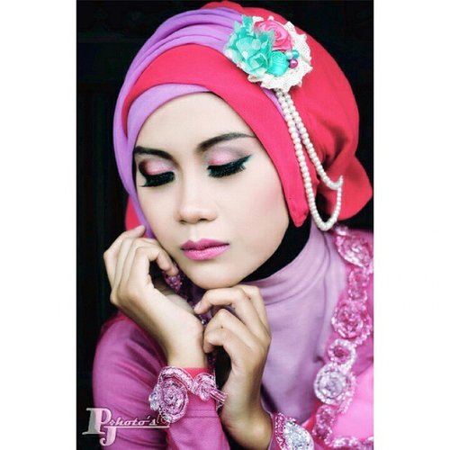 > Make Up <#ClozetteID #HOTDseries2 #ScarfMagz #makeup #hijab #fashion #party #kebaya #indonesia #followme #spamlike #berilnurochmah
