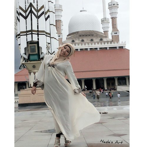 when the wind blowphoto by : @rizkymafriza location : Central Java Grand Mosque - Semarang, Central Java - IndonesiaHijab : @mendywaysMakeup by : me#selfie #hijabstyle #hijab #hijabers #style #CLOZETTEID #Fashion #OOTD #Party #capture #photograph #photoshot