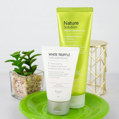 Yuhuuu kabar baik buat sensitive skin squad! Baru-baru ini aku cobain 2 produk @theplantbase_id yaitu Natural Cleansing Foam dan White Truffle Turn Over Peeling yang diformulasikan hypo-allergenic, otomatis aman segala jenis kulit terutama kulit sensitif. The Plant Base pakai bahan alami dan cruelty free. Formulanya super gentle plus nggak bikin rewel kulit. Para pemilik kulit sensitif wajib coba deh.

Review lengkap sudah bisa dibaca di gadzotica.com ya. Disana ada foto before-after juga. Selamat membaca 🤓
(Clickable link in bio)

Oya, yg mau coba produk The Plant Base bisa dicari di @salubritas.indonesia yes

@clozetteid #Clozetteid #theplantbaseXClozetteIdReview #inlovewithnature #theplantbase #Clozetteidreview #skincare #productphotography #beautybloggerid #sbybeautyblogger #gadzoticareview