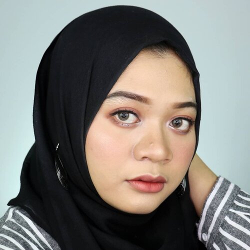 Tampak seperti #everydaymakeup tapi sesungguhnya makeup yg kupakai sehari-hari lebih simpel dari ini 😂.Product used:@milanicosmetics 2in1 Foundation 01 Creamy Vanilla@pac_mt Studio Coverage Loose Powder@f2f.cosmetics Perfect Creamy Eyebrow@chicaychico_official One Shot Eye Palette 07 Mellow Sand@altheakorea Spotlight Eye Glitter 02 Pink Light@chicaychico_official One Kill Eyeliner@wardahbeauty EyeXpert Mascara@missha.official Cotton Blush Vintage Robe@wetnwildindonesia Highlighter Boozy Brunch@qlcosmetic Matte Lip Cream Matte 30 Choco Candy@purbasari_indonesia Hi-Matte Lip Cream Magnolia.@eyelovin Mini Ava Brown.#fotd #freshmakeup #hijabstyle #gayahijabkini #makeup #hijab #beauty #beautygram #influencer #beautyinfluencer #beautybloggerid #AltheaKorea #altheangels #훈녀 #surabayainfluencer #sbybeautyblogger #hijaberindo #hijabersurabaya #beautybloggerid #clozetteid