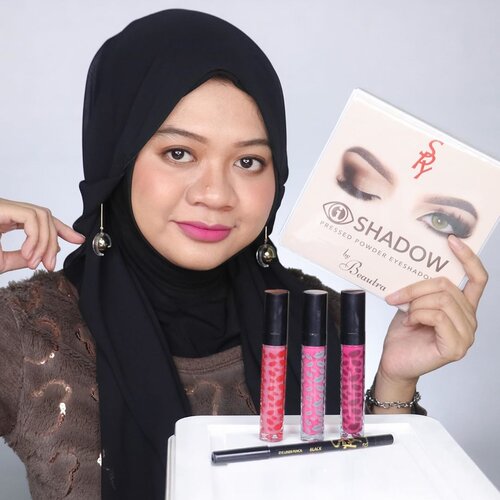 Hai semuanya~ Aku mau kenalin makeup lokal dari brand @beautracosmetics yg nggak disangka-sangka kualitasnya bagus banget. Jadi aku nyobain Eyeshadow Palette, Eyeliner dan Lip Matte-nya. Impression aku:

🔹Eyeshadow Palette
Isinya ada 9 warna dan ukuran pan-nya besar banget. Ada 3 warna yg bisa multifungsi untuk blush dan highlighter, sedangkan 7 warna lainnya bershimmer. Warnanya pigmented, buildable, netral dan aman untuk semua warna kulit. Paling suka warna Sunset rose buat blush karena bikin kelihatan seger seperti yg kalian lihat di slide ke-1.

🔹Beauty Eyeliner x Cut Sarra
Eyeliner ini tipenya diraut. Teksturnya empuk dan meluncur di kulit. Warnanya super hitam dan pigmented. Satu lagi, kalau udah kering jadi SMUDGEPROOF! Andalanku buat bikin tight line ini.

🔹SPY Lip Matte
Desain kemasanya lucu ada motif bibir dan seakan jadi ciri khasnya. Tekstur lip cream-nya enak di-blend dan langsung nutup warna bibir. Aku coba pakai teknik ombre nggak menggumpal sama sekali. Di bibir rasanya nggak kering, nggak emphasize garis bibir dan transferproof. Recommended! Aku nyobain 3 warnanya yg tergolong cool tone dan di kulit kuning langsatku masih kelihatan cocok. Di foto ini aku pakai warna Caramelo dan Nice To Fuschia. Gimana, masih keliatan oke kan warnanya? Kayaknya mau nyoba warna lainnya juga karena aku suka banget sama formulanya.

Nah, dari ketiga makeup Beautra yg aku review ini ada yg pengen kalian coba nggak? 

#beautracosmetics #BFCxbeautra #BeauteFemmeCommunity #BFCreview #BeautyByBeautra
#beauty #makeup #beautybloggerid #beautyinfluencerindo #influencersby #beautyinfluencersby #clozetteid