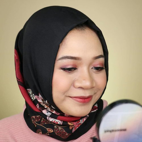 Masih belum sempet mainan makeup lagi. Upload stok foto yg ada dulu aja..Btw, udah nonton tutorial makeup look ini belum?Tonton di channel Youtube-kubit.ly/SoftGlamTutorial(Clickable link di bio).Happy weekend!..#fotd #softglammakeup #makeup #hijab #beauty #ragamkecantikan #beautygram #influencer #beautyinfluencer #springmakeup #glammakeup #softglam #훈녀 #tampilcantik #beautyvlogger #makeuptutorial #undiscoveredmuas #beautybloggerid #clozetteid