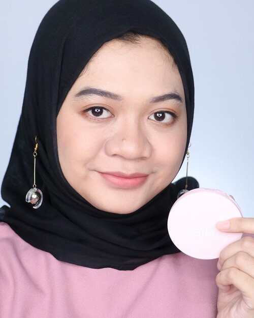 Hai semuanya~ Aku mau share review pressed powder yg lagi aku suka nih yaitu @raikubeauty Translucent Pressed Powder. Didalamnya udah mengandung UV Filter, Niacinamide dan Kakadu Plum Extract yg punya manfaat mencerahkan kulit dan melindungi dari debu dan radikal bebas.

Selain desain kemasannya yg gemes, pressed powder ini warnanya translucent dan partikelnya halus. Untuk foto before-after pemakaian (slide 3) aku pakai foundation favoritku yg finishnya semi-matte. Di foto after-nya keliatan kan kalau kulit jadi keliatan makin flawless, nggak cakey dan warnanya nggak berubah? Pas dipakai juga ringan dan nggak clogged pores. Ukuran kemasannya travel friendly dan disertai wadah puff tersembunyi di bawah pan bedaknya jadi ringkes buat dibawa di dalam tas. My fave one!

Gimana menurut kalian hasilnya? Jadi pengen nyobain nggak? 

#Raiku #RaikuBeauty #RaikuTranslucentPressedPowder #RaikuPowder #BFCxRaiku #BeauteFemmeCommunity #BFCreview #makeup #beauty #clozetteid #gadzoticareview
@raikubeauty @raikubeautytestimony @onie_callista @beautefemmecommunity