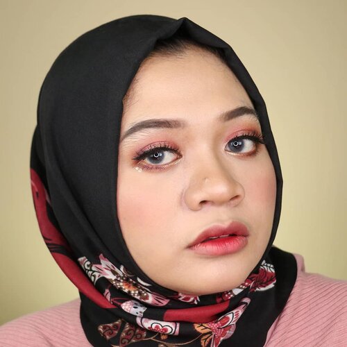 Pengen tampilan makeup glam tapi takut menor? Ada tutorial Soft Glam makeup yg gampang banget buat diikutin pakai @altheakorea Makeup nih. Semuanya jadi favorit, tapi paling cinta sama Althea SUNRISE & MOONRISE Eye Palette x @bclsinclair dan @altheakorea Spotlight Eye Glitter yg amazing banget. Tutorialnya sudah kujelaskan di blog post terbaru aku. Mampir ya temen-temen!.bit.ly/SoftGlamTuts(Link di bio).#AltheaKorea #AltheaAngels #bclxaltheakorea #fotd #makeup #hijab #beauty #ragamkecantikan #beautygram #influencer #beautyinfluencer #springmakeup #glammakeup #softglam #훈녀 #tampilcantik #makeuptutorial #undiscoveredmuas #beautybloggerid #clozetteid