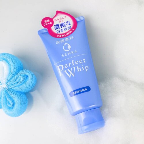 Kalian pasti nggak asing sama facial foam yang satu ini. Aku baru-baru ini cobain @senkaindonesia Perfect Whip Facial Foam. Foamnya rich dan tebal banget. Walaupun jenisnya foam, ternyata kulit sensitifku ini nggak rewel dan formulanya nggak bikin kering karena dia mengandung Hyaluronic Acid. Akhirnya nemu 1 cleanser favorit 😍

Review lengkapnya bisa dibaca diblogku gadzotica.com

bit.ly/senkaperfectwhip
(Link di bio)

#senkaindonesia #suppinwithin #beautifulbareskin #review #facialfoam #skincare #sbybeautyblogger #beauty #beautybloggerid #flatlay #flatlayphotography #productphotography #gadzoticareview #clozetteid