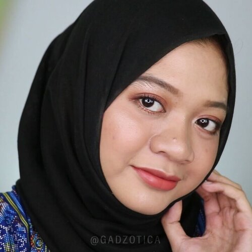 One brand tutorial @maybelline untuk makeup lebaran super simpel, anti ribet dan tahan lama buat kamu yang nggak punya waktu banyak buat makeup di hari lebaran.Details:Maybelline Fit Me Foundation 128Maybelline Color Sensational Lipstick Touch Of NudeMaybelline Define & Blend Brow PencilMaybelline The City Mini Palette Avenue SunsetMaybelline Hypercurl MascaraMaybelline Master Chrome Molten GoldMaybelline Superstay Matte Ink 210 Versatile#maybellineindonesia #maybellineid #maybelline #ramadhancantikmaybelline #beautyhackathonlorealid #makeuplebaran #tutorialmakeup #makeuptutorial #videomakeuptutorial #tampilcantik #ragamkecantikan #indobeautygram #sbyglamsquad #makeupvideo #makeupinspiration #1minutemakeup #fakeupfix #clozetteid