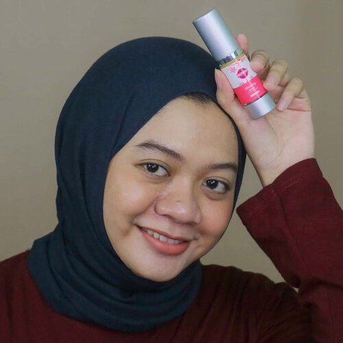 Sekarang aku lagi suka pakai skincare yang bisa buat kulit jadi glowing. Suka aja kalau lihat kulit kelihatan kenyel sehat gitu. Berhubung tipe kulitku kombinasi - sensitif, skincare yg aku suka itu yg efek glowingnya natural (nggak oily lebay) dan harus ramah di kulit sensitif.Aku lagi dalam proses nyobain @ulthyemid Glowing Serum nih. Selain buat glowing, klaimnya bisa buat cerah juga. Aku sudah pakai serum ini selama beberapa minggu dan akan genap sebulan pemakaian di minggu ini. Tunggu reviewnya up minggu depan di gadzotica.com ya!@sbybeautyblogger#ulthymeid #ulthymeskincare #ulthymeskincareofficial #sbbreview #sbybeautyblogger #sbbXUlthyme#beauty #lifestyle #beautybloggerid #beautygram #indobeautygram #beautygram #clozetteid