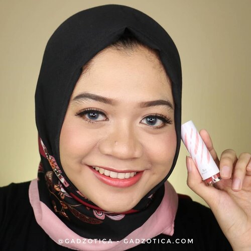 Sekarang aku lagi suka banget sama glowing makeup. Aku yg suka pakai lip cream/ lipstik matte ini ada kalanya bosen juga, pengen pakai lipstik glossy biar keliatan seger. Aku lagi suka banget sama @fanbocosmetics Ultra Satin Lip nih temen-temen. Glossy-nya nggak kebangetan, melembabkan seperti lip balm, nutup warna hitam bibir dan warnanya itu loh cantik-cantik. Warna bold-nya nggak medok dan kekinian, warna nude-nya jg MLBB banget. Kalau pengen agak matte, blot aja pake tissue. Aku sukanya diblot duli terus apply lagi ditengah-tengah biar keliatan ala2 glossy-nya liptint..Kamu tim males touch up? Sama! Untungnya lipstik ini masih ada stain-nya kalau dipake minum/ makan. Nggak usah buru-buru touch up pun masih pede. .Warna favoritku 03 Feminine sama 07 Possesive.  Kalau kamu?.#Beautiesquad #BeautiesquadxFanbo #BeautiesquadReview #FanboUltraSatinLip #FanboCosmetics @beautiesquad @fanbocosmetics #lipswatches #lipstickswatch #beautyblogger #beauty #makeup #beautybloggerid #beautygram #review #훈녀 #gadzoticareview #clozetteid