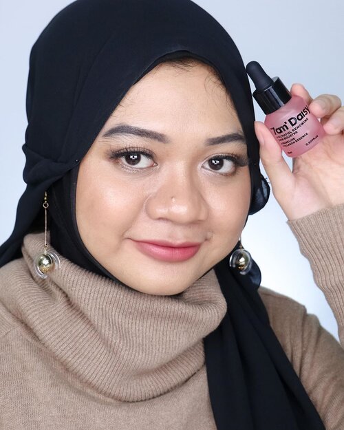 Halo semuanya~ Aku lagi nyobain produk serum dari brand Dazzleme nih, namanya 7am’ Daisy Serum. Produk ini lagi hype banget dan temen-temen influencer banyak yg ngomongin. Pas beberapa waktu lalu ada flash sale di Shopee aku cobain beli.

Fyi, variannya ada 5 yaitu:
- Youthful renewing (argireline+collagen)
- Intellegent restoring (ceramide+marigold)
- All in control (salicylic acid+tea tree)
- Moisture (hyaluronic acid+glycerin)
- Brightening (Niacinamide+vit C)

Berhubung aku kehabisan varian whitening, jadinya aku coba varian yg collagen. 

Ukurannya 15 ml dengan pipet. Warna botolnya gemes ya nggak sih? Tiap varian warna botolnya beda-beda tapi masih warna pastel. First impressionku tentang produk ini, serumnya nggak ada aromanya sama sekali. Teksturnya mudah diratakan dan mudah meresap. Untuk ukuran serum collagen, level melembapkannya ringan dan nggak membuat muka keliatan minyakan. Menurutku yg tipe kulitnya oily sekalipun juga bisa pakai. Aku baru pakai bentar, efek yg aku rasakan sampai saat ini kulit jadi agak lembap aja. Kayaknya harus pakai lebih rutin lagi kedepannya supaya dapat hasil yg optimal.

Nah gengs, kalian udah pernah denger serum ini nggak? Kepo nyobain yg varian apa?

#BFCxDazzleMe #BeauteFemmeCommunity
#BFCreview #DazzleMe #skincare #beauty #beautybloggerid #indobeautygram #beautyinfluencerindo #beautyinfluencersurabaya #sbybeautyblogger #clozetteid #gadzoticareview