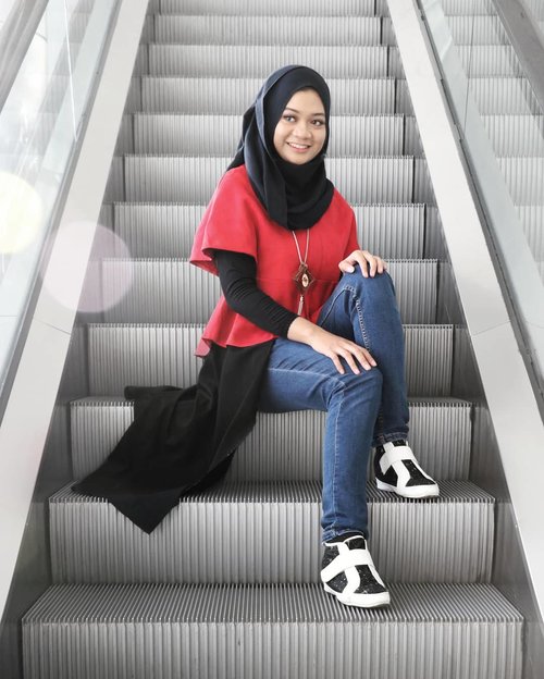 1 of 100 poses 😆.Don't worry, it is safe to sit down on a stopped escalator 😂__#ootd #gadzoticastyle #lookbook #lookbookindonesia #fashion #fashioninfluencer #hijabersurabaya #candid #streetfashion #hijabootd #hijabootdindo #hijabootdindonesia #hijabstyle #hijabstyleindonesia #inspirasihijab #hijabinfluencer #fotd #bblogger #bbloggerid #fashionblogger #beautybloggerid #influencer #beautyinfluencer #photography #clozetter #clozetteid