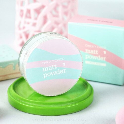 Bedak warna hijau? Seriusan?
Aku nyobain @chicaychico_official MATT POWDER varian MATT MINT yang warnanya hijau mint nih gengs. Jadi warnanya nggak bikin jadi Hulk ya, tapi warna mint-nya berfungsi men-conceal kemerahan di wajah 😝. Formulanya lembut banget dan bisa menyamarkan pori-pori. Bahkan setelah diaplikasikan wajah terasa halus kalau disentuh. Bikin muka tetep flawless dan fresh seharian.

Di foto before - after aku sengaja cuma pakai moisturizer dan nggak pakai foundation/primer supaya tau kemampuannya. Eh beneran sebagus itu dong. Selain MATT MINT, ada juga MATT PINK yang kasih glowing effect tanpa terasa berminyak. Cocok banget buat dipakai di cuaca seperti Indonesia.

Yang mau coba produk ini bisa mampir ke CHARIS Shop aku di
👉 https://hicharis.net/gadzotica/f3e
Atau mampir ke link yg di bio dan pilih "MY CHARIS SHOP"

#CHICAYCHICO #MATTPOWDER #MATTPOWDERPINK #MATTPOWDERMINT #charis #CHARISSTORE #charisceleb #charisAPP @charis_official @charis_celeb #productphotography #kbeauty #koreanbeauty #kbeautyreview #beauty #makeup #clozetteid