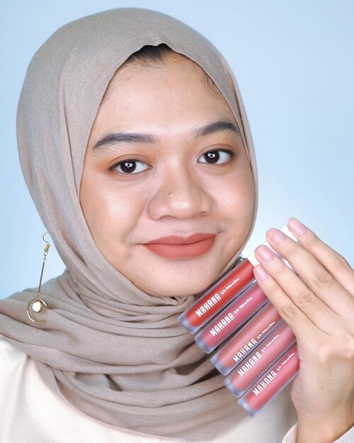 Trend 2021 : pakai masker. Otomatis, makeupnya wajib transferproof biar nggak kegeser kalau pakai masker terutama produk bibir. Aku mau share nih lip cream yg beneran transferproof dan recommended banget dipakai saat pakai masker yaitu @mahanacosmetic Lip Cream. 

Mahana Lip Cream mengandung Vit. E, tekstur matte & transfer proof. Mahana sudah terdaftar di BPOM dan tersertifikasi halal. Lip cream ini punya 5 shade yg nuansanya nude.

Deep Mellow : nude pink keunguan
Sweet Candy : nude peach
Sexy Nude : nude chocolate
Darling Pink : nude pink agak peach
Sexy Red : merah agak orange cenderung muted

Pigmentasi Mahana Lip Cream bagus banget, bisa nutup warna bibir kehitaman dalam 1x oles. Formulanya lembut di bibir dan nggak bikin kering. Yg aku suka, aromanya vanilla dan nggak ada rasanya 😁

Kalau udah set asli nggak geser sama sekali. Aman banget dipakai makan minum cantik dan pakai masker. Bersihinnya gampang tinggal pakai lip remover/ cleansing oil beres.

Aku suka aplikasiinnya barely swatched gitu, pakai sedikit dan ditepuk pelan sambil diratain. Hasilnya mirip gradient tapi warnanya full bibir. Dibanding full swatch, cara ini bikin warnanya lebih nude lagi dan tekstur bibir jadi kelihatan lebih smooth. Tergantung preferensi masing-masing sih hehe.

Shade favoritku yaitu Sexy Nude karena nggak terlalu pucet dan nggak gonjreng juga. Apalagi aku suka sama warna dengan hint cokelat. Oya, shade ini memenangkan Best Lip Color 2020 versi Female Daily loh. Mahana Lip Cream recommended banget buat para pecinta nude lip color.

@mahanacosmetic @drmaharaniprima @beautefemmecommunity
#BFCxMahana #BFCReview #BeauteFemmeCommunity #beautybloggerid #beauty #beautyinfluencerid #clozetteid #gadzoticareview