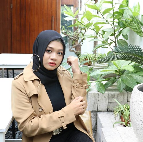 Stay classy 🌟.#fashion #lifestyle #hijab #ootdindonesia @ootdindo #ootdindo #hijaberindo #hijabersurabaya #photography #hijabootd #hijabootdindo #hijabootdindonesia #hijabstyle  #훈녀 #옷스타그램 #패션 #데일리룩 #hijabinfluencer @lookbookindonesia #lookbookindonesia #bbloggerid  #beautybloggerid #fashioninfluencer #influencersurabaya #edgyfashion #clozetter #clozetteid