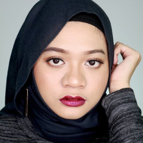 Aslinya aku nggak pede pakai lipstick ungu metallic. Karena kata temen-temen aku cocok pake warna ungu kaya gini, aku jadi pede. 💁.Lips: @lagirlcosmetics Glitter Magic Shimmer Lip Color in "Glitz".#fotd #beauty #hijab #makeup #lipswatch #beautyblogger  #beautyinfluencer #훈녀#Lagirlindonesia #Lagirlglittermagic #Lagirlcosmetics #Magicallytransform #sbbreview #sbbxlagirlindonesia #sbybeautyblogger #beautybloggerid #clozetteid