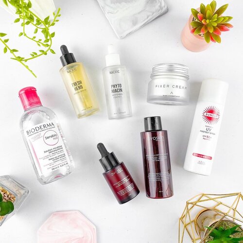 @beautefemmecommunity presents : " Skincare Collaboration"

Jadi aku mau share produk skincare apa aja yg kupakai untuk jenis kulitku yg tipenya kombinasi-sensitif. Oya, karakter kulitku itu rentan whiteheads di area selain hidung (akibat clogged pores), mudah kusam dan bekas jerawat susah hilang. Produk yg kupakai antara lain:
___
- @bioderma_indonesia Sensibio H2O
Ini micellar andalanku. Sejak pakai micellar ini kulitku jadi jarang muncul whiteheads. Karena kulitku sensitif, aku nggak bisa sering-sering pakai face wash jadi aku selalu mengandalkan micellar. Aku pakai ini untuk pengganti toner juga.
- @nacificofficial.id Fresh Herb Origin Serum
Aku pakai serum ini di malam hari karena hasilnya glowing. Kalau kulitku udah keliatan kuyu dan kusam, pakai ini besoknya jadi keliatan plump dan kenyal lagi. Kalau pakai rutin kulit kelihatan sehat banget.
- @nacificofficial.id Phytoniacin Serum
Serum ini kupakai di pagi hari karena teksturnya lebih ringan. Sejauh ini, serum ini yg efeknya paling cepat terlihat hasilnya. Bekas jerawat dan tone kulitku mencerah cuma dalam waktu sekitar 1 minggu. Aku udah pakai serum ini udah 2 tahun dan masih jadi favorit.
- @altheakorea Fixer Cream
Cream ini nggak clogged pores dan hasilnya glowing natural. Dipakai jadi base makeup jg bagus banget. Sesuka itu.
- @kosecosmeportid Suncut UV Protect Spray
Sunscreen ini yg paling nggak clogged pores di kulitku. Setelah spray biasanya tetep aku ratain lagi pakai tangan supaya beneran rata. Tipenya spray jadi bisa dipakai di badan juga.
- @avoskinbeauty Miraculous Refining Toner & Serum
Jadi kalau pakai ini, serum lain+cream aku skip. Biasanya aku pakai 2-3 kali seminggu di malam hari aja. Kadang juga aku pakai kalau kulit udah keliatan kusam, gampang minyakan dan banyak komedonya. Sejak pakai ini aku udah jarang pakai peeling scrub lagi.

_____
Dan ini teman-teman aku dari @beautefemmecommunity yang 1 tipe kulit sama aku:
1. @inegunadi
2. @prillistyy
3. @nanasmilala
4. @ayuthiacv
5. @hincelois_jj
.
Stay tuned for more fun collabs from us!

#beautefemmecommunity #beautefemmecollab #skincare #collab #normalskin #dryskin #oilyskin #acneskin #combinationskin #beauty #clozetteid