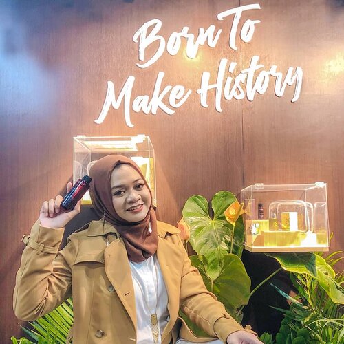 Seneng banget waktu tau brand kesayangan, @avoskinbeauty ikutan di #SurabayaXBeauty2019 . 
Anyway, di SxB kemarin Avoskin launched produk terbaru yaitu Avoskin Miraculous Refining Toner versi 20 ml. Hari terakhir SxB makin gila promonya. Langsung nyetok skincare nggak pake mikir. Berhubung MR Serum incaran stoknya menipis dan antrian nggak putus2, aku nggak nunggu flash sale karena takut kehabisan. Terus, minimal pembelanjaan 100K dapet tote jaring kan. Setelah dari Avoskin lanjut muterin booth SxB, ditanyain orang sana sini dapet tote jaring dari mana. 😆

Thank for inviting me, @avoskinbeauty . Semoga kalian dateng lagi di SxB tahun depan. Mau nyetok yang banyaaaak 💕

Mumpung masih 11.11 nih. Kalian yg pgn coba produk Avoskin buruan cek promonya di e-commerce. Cussss~~ 🏃

#beauty #skincare #surabayaxbeauty2019 #beautyinfluencersurabaya #beautyinfluencer #beautyblogger #sbybeautyblogger #clozetteid