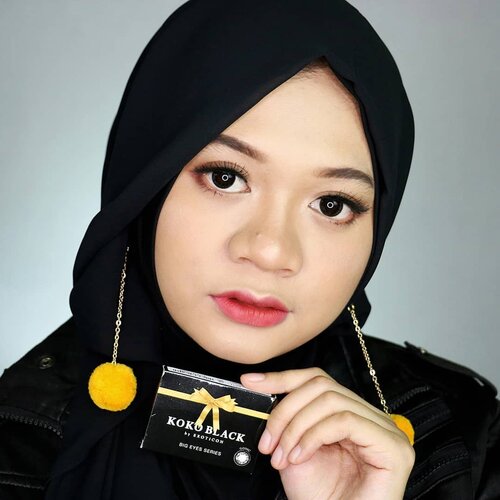 Sebagai pecinta softlens natural, aku jarang banget pakai softlens yang bikin mata besar ala-ala boneka barbie apalagi yang warna hitam karena kelihatan terlalu strong. Setelah nyobain Koko Black by Exoticon, pendapatku terbantahkan dong. Walaupun diameternya cuma 14.5 mm, efeknya bikin mata kelihatan besar natural. Ada 4 motif dari yang paling unik sampai paling natural. Kenyamanan? Nggak usah ditanya lagi. Softlens produksi Exoticon @x2softlens selalu nyaman dimata. Difotoku yang lagi pakai Koko Black By Exoticon ini, level usia jadi kelihatan 10 tahun lebih muda. Ya nggak? 😁Review Koko Black By Exoticon (Tipe Gothic) bisa dibaca diblogku:bit.ly/GADZOTICA-ReviewKokoBlack(Link di bio).Koko Black By Exoticon bisa kalian dapatkan di offline store/ website @spexsymbol www.spexsymbol.com.#kokoblackbyexoticon #x2softlens #loveyoureyes #sbybeautyblogger #beauty #fotd #훈녀 #옷스타그램 #패션 #데일리룩 #clozetteid