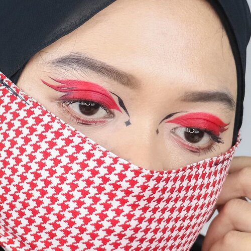 Pas scroll foto buat update feed baru inget kalau foto ini belum diupload. Padahal full face-nya udah diupload agak lama loh. Gpp lah ya. Mau nunjukin detail eye makeup look yg butuh effort gede ini.

Produknya simpel sebenernya. Cuma berbekal eyeliner + lip cream merah + maskara. Yg susah itu bikin garisnya ampun 🙈. Kalo di-zoom keliatan tuh kalau nggak rapi. Namanya jg art 😝. Kalo diliat-liat jadi ngingetin Katniss Everdeen versi membara. Gimana menurut kalian? 

#eotd #fotd #makeup #makeupart #eyemakeup #firemakeup #makeupideas #beauty #beautybloggerid #beautyinfluencerindo #influencersurabaya #indobeautygram #clozetteid