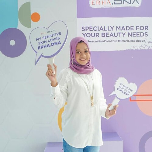 Di foto-foto ini aku keliatan excited banget ya? 😄 Ceritanya hari Sabtu kemarin aku hadir ke event @femaledailynetwork x @erhadna ..Jadi ErhaDNA ini menggunakan teknologi AI untuk mendeteksi jenis+permasalahan kulit dengan lebih akurat. Spesialnya, kita bisa cek kulit sendiri di rumah dengan test kit ErhaDNA yg terdiri dari moisture tester, skin lens dan cotton swab (untuk ambil sample air liur yg nanti dikirim balik ke Erha untuk dianalisis DNA-nya). Nanti ErhaDNA akan mengirimkan hasil report tentang jenis kulit+permasalahan kulit kita sebenarnya gimana. Line ErhaDNA ini ditujukan untuk yg merasa problem kulitnya butuh penanganan khusus dan nggak bisa diatasi pakai skincare di pasaran. Oya, di event ini ada challenge bikin DIY juice yg sesuai jenis kulit. Disana jg di-share anjuran buah + do's & don'ts untuk masing2 jenis kulit..Event @femaledailynetwork selalu total, menarik dan seru banget. Thank for inviting me 💕.#FDxErhaDna #PersonalisedSkincare #SmartSkinSolution #beauty #beautyevent #lifestyle #beautybloggerid #beautygram #indobeautygram #beautygram #latepost #beautyblogger #beautyinfluencer #clozetteid