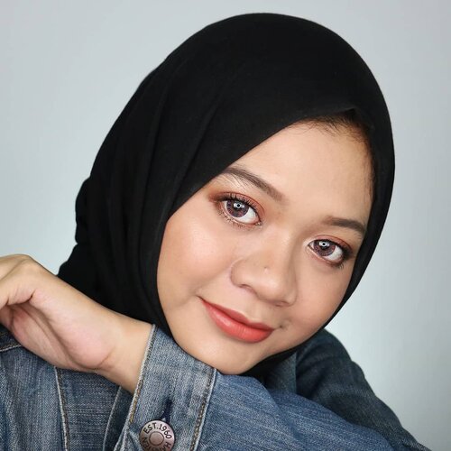 Hai rakyat IG. Lama nih aku nggak update. Keenakan liburan sih 😂Yuk, saatnya produktif lagi 💪.Video tutorial makeup look ini bisa dilihat di feed-ku ya.Eyes@x2softlens Bio Four Purple Extravagance.#fotd #naturalmakeup #hijabstyle  #makeup #everydaymakeup #hijab #beauty #beautygram #influencer #beautyinfluencer #beautybloggerid #훈녀 #surabayainfluencer #sbybeautyblogger #hijaberindo #hijabersurabaya #beautybloggerid #clozetteid