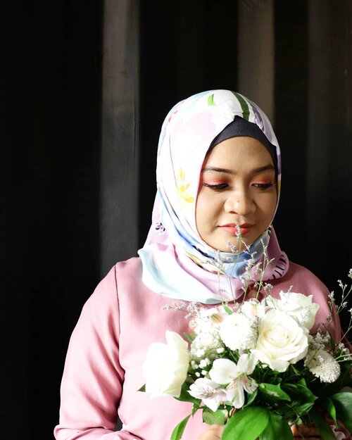 Love is the flower you've got to let grow.-John Lennon-.Allura Scarf @hijup Flower @lavoireflorist__#fotd #ootd #beauty #hijaber  #hijabootdindo #hijabersurabaya #hijabstyle #candid #photography #valday #valentineday #clozetter #clozetteid