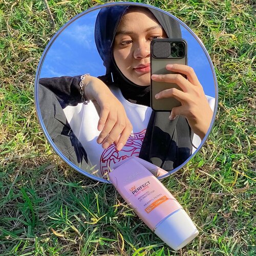 Hai semuanya~ Jangan heran yah kalau aku panas-panasan. Lagi mencoba sky selfie sambil tes sunscreen nih. Btw aku mau share review 3 varian @getthelookid Loreal UV Perfect yg lagi kucoba. 

Rosy White (pink): ada hint pink yg bisa mencerahkan kulit kusam. Menurutku lebih ke color correcting gitu. Hasilnya sedikit glowing tapi nggak terasa berminyak. Suka banget sama tampilannya yg glowing alami. Cocok untuk all skin type/ yg pengen dapat kesan cerah dari sunscreen.

Matte & Fresh (hijau): teksturnya lotion tapi paling padat diantara 3 varian. Hasilnya langsung matte di kulit. Cocok untuk kulit oily/ suka tampilan matte.

Super Aqua Essence (ungu): Teksturnya paling encer diantara 3 varian. Hasilnya glowing walaupun di kulit nggak terasa terlalu berminyak. Cocok untuk kulit kering/ yg suka tampilan glowing.

Sengaja aku tes sambil pakai makeup, ternyata foundation jadi lebih nempel. Aku ambil foto ini panas-panasan 2 jam dan foundationku nggak melting/ minyakan loh padahal nggak dikasih bedak. Oya, kulitku tipenya kombinasi-sensitif dan favoritku si varian Rosy Pink.
Gimana, kalian udah coba belum? Paling favorit sama varian apa?

@sbyglamsquad #StaySunnyInside #sunnytime #skyselfie #beauty #lifestyle #beautybloggerid #bbloggerid #bloggersurabaya #influencersby #beautyinfluencer #beautyinfluencerindo #indobeautygram #clozetteid