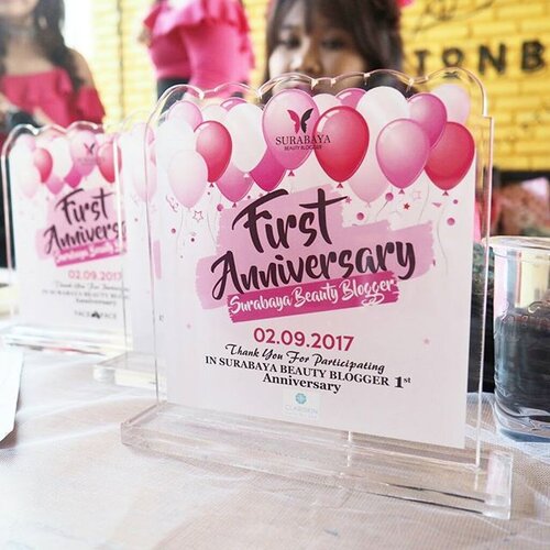 Still in the mood of @surabayabeautyblogger 1st Anniversary Party last saturday. Our beloved Beauty Community is finally turning 1! 🎂
What an incredible day for us, like a dream come true. It's amazing that @surabayabeautyblogger getting bigger and bigger. We could grow together inside as blogger mates, friends, and family. 👩‍👩‍👧‍👧 Our heartfelt thank you for our sponsors :
@f2f.cosmetics
@clariskin.id
@menail.salon @menail_shop
@khanaspa
@aha.products

Also supported by :
@womanblitz
@muttonbird.sby
@qlcosmetics
@kabinetcoffeengagel
@seraireflexology

___
#sbybeautyblogger #sbbgiveaway #sbb1stanniversary #sbbturning1 #sbbcelebration #clozetteid #event #love #picoftheday #pictureoftheday