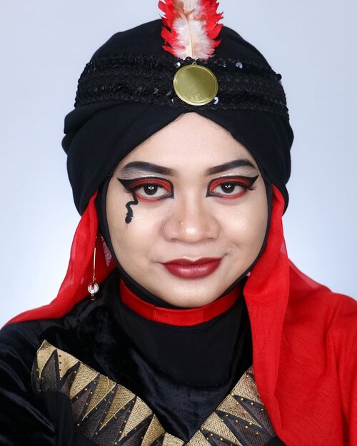 Mau share detail makeup Jafar versi cantik kemarin. Again, aku bikinnya super simpel tapi masih keliatan standout. Jangan nanya tongkat ularnya Jafar dimana karena ularnya aku konsep nyatu sama makeup supaya bisa sewaktu-waktu pakai sihir dan tetep bisa melenggang cantik. Maafkan wajah songongnya ya, biar menjiwai karakter Jafarina, daughter of Jafar The Great 😝.

Face:
@wardahbeauty Lightening Foundation 03 Ivory
@maybelline Master Chrome Molten Gold
@cmaaducosmetics Eyeliner white

Eyes:
@poppydharsonocosmetics Lip Cream Crimson Red
@beautyglazed Color Fusion
@wardahbeauty EyeXpert Optimum Hi-Black Liner
@wardahbeauty Eyebrow Pencil Black
@beautracosmetics Beauty Eyeliner x Cut Sarra 
@focallurebeautyid Eyeshadow Palette Bright Lux 
@altheakorea Spotlight Eye Glitter 01 Gold Light
@ratubulumata 120

Lips
@absolutenewyork_id Matte Stick Sangria
@maybelline Master Chrome Molten Gold

#disneyvillain #disneyvillaincollab #disneymakeup #jafarinspired #jafarmakeup #makeupkarakter #artmakeup #makeupinspired #fantasymakeup #beauty #makeup #hijab #beautybloggerid #beautyinfluencerid #indobeautygram #beautycontentcreator #sbybeautyblogger #beautefemmecommunity #clozetteid