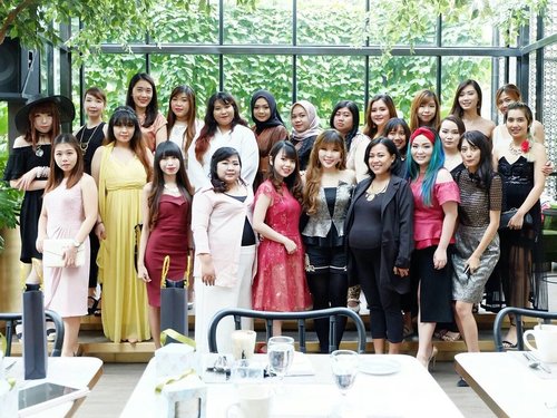 Beautiful moments and beautiful day of @sbybeautyblogger 2nd Soiree at Pavillion @jwmarriottsby . I enjoyed the #hightea so much! I appreciate them for serving delicious multi-culture food and beverage, also their bright interior with a garden view is really pampering. It's perfect for any occasion such as business meeting, gathering or coffee hang out. Seriously, I want to stay longer there ❤️
.
We are so honored to fill the invitation from Mr. Collin as the General Manager of @jwmarriottsby .The event began with a greeting from the Marketing Communication of Pavillion, introducing Mr. Gaurav as the F&B Director and Mr. William as the head of the e-commerce department.
.
Continued with fashion styling session by @chelsheaflo @esye_official . Our host @mgirl83 @deuxcarls @fanny_blackrose , @clarestatok @chelsheaflo , and @vincentiavania as representative from Esye wore super feminine and elegant dresses from @esye_official. .
Also thank you for the amazing goodie bag full with #skincare and #makeup from @ziaskincare and ️@kutekmurah ❤
.
Thank you so much for our sponsor 
@esye_official 
@jwmariottsurabaya 
@kutekmurah 
@ziaskincare
.
Supported by @womanblitz
__
.
.
#sbbearlyfestivities #sbbholidaycelebration #sbybeautyblogger #sbbevent #soiree #sbbsoiree #sbb2ndsoiree #postivevibes #surabaya #surabayaevent #infosurabaya #ClozetteID