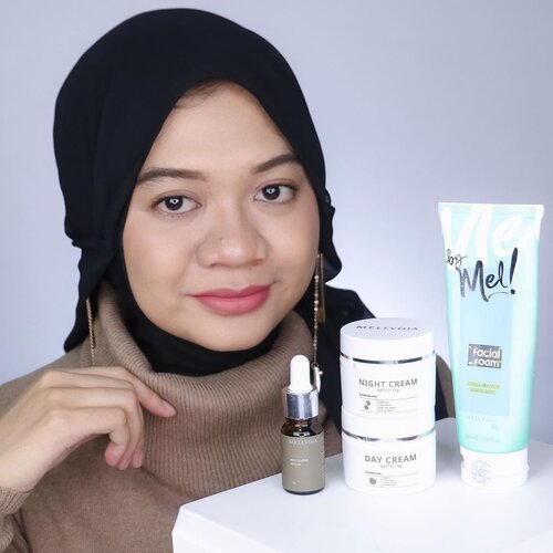 Hai semuanya~ Jadi seperti yg aku share di IG Stories, selama 7 hari ini aku lagi pake skin care dari @mellydiaofficial.id mulai dari Facial Foam, Whitening Serum, Day Cream, dan Night Cream-nya. Impression aku tentang produk-produk ini:

🔹Facial Foam
Teksturnya gel bening dan mudah berbusa, tapi aku prefer bikin busanya minim karena kulitku sensitif. Jadi aku cukup pakai seukuran 1 biji jagung untuk 1 wajah dan leher. Setelah dibilas kulit terasa bersih, nggak kering atau terasa ketarik. Yang paling aku suka itu aromanya. Refreshing kaya black tea.

🔹Whitening Serum
Teksturnya lumayan encer dan nggak ada aromanya. Biasanya aku pakai 3 tetes untuk 1 wajah. Setelah diaplikasikan kulit terasa lembap. 

🔹Day Cream
Tekstur krimnya padat dan nggak ada aromanya. Day cream ini punya efek tone up jadi kulit terlihat lebih cerah. Hasilnya agak glowing natural tapi di kulit rasanya matte.

🔹Night Cream
Teksturnya mendekati lotion dan nggak beraroma. Setelah meresap kulit terasa lembap dan kenyal. Semakin banyak produk yg dipakai makin glowing hasilnya. Jadi aku prefer pakai secukupnya aja.

Setelah 7 hari pemakaian, aku notice skin tone kulit jadi cerah dan bekas jerawat ada yg udah pudar. Kulit kelihatan sehat dan kenyal. Di kulitku yg kombinasi sensitif nggak ada reaksi negatif seperti gatal, kemerahan atau jerawat. Recommended untuk kalian yg concern ke mencerahkan kulit.

Oya, kalian yg pengen nyobain @mellydiaofficial.id di bulan Agustus ada beberapa produk mereka yg promo. Swipe post ini atau langsung visit IG @mellydiaofficial.id untuk detail promonya ya.

@beautefemmecommunity #7DaysWithMellydia #BFCxMellydia #DaraAyuMellydia #PromoAgustus #beautybloggerid #beautyinfluencerid #beauty #clozetteid