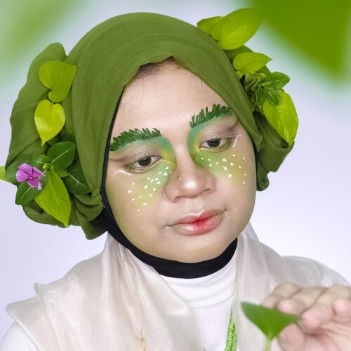 Waktu bikin makeup art, yg buat aku paling seneng itu tahap bikin konsepnya. Pas udah tau temanya, aku langsung mikirin konsep makeupnya gimana, propertinya gimana, juga teknik fotonya gimana biar feel-nya dapet. Aku nggak pernah ngasal kalau bikin konsep. Karena basic-ku orang seni, kuusahain bikin konsep makeup yg unik.

Sekilas cerita, untuk makeup ini aku sengaja petikin banyak jenis daun dari tanaman yg ada di depan rumah buat konsep alis daun dan hiasan hijabnya. Buka lemari cari-cari hijab warna hijau daun dan nemu selendang transparan mengkilat ala fairy yg dulu sering dipakai mama kondangan. Setelah properti komplit baru eksekusi makeupnya. Berbekal makeup yg aku punya, butuh 2-3 jam bikin makeup ini karena harus guntingin daun supaya sesuai ukuran alis dan nempelin per helai.

Biar feel fairy makin dapet, aku tutupin lensa kamera pakai plastik bening dan beberapa daun supaya ada efek bokehnya. Kesannya kaya Jaka Tarub lagi ngintipin bidadari dari balik dedaunan. Posenya pun harus menghayati karakter fairy. Rasanya seneng saat menghasilkan sebuah karya. Sesimpel apapun makeupnya, ide dan konsep yg bisa membuat makeup jadi stand out untuk pembuat dan para penikmatnya. 

Anyway, aku kasih gambar zoom beberapa point dari makeupnya. Freckles putihnya agak berantakan sih gara-gara salah ukuran kuas. Tapi gpp lah ya, ini kan seni hehe ☺️

#makeup #fairymakeup #lightfairy #lightfairymakeup #light #fairy #crazymakeup #fantasymakeup #artmakeup #makeupart #indobeautygram #makeupinspo #beautybloggerid #beautyinfluencerindo #beautyinfluencersby #beauty #clozetteid