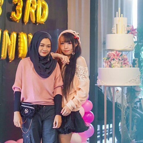 Pas dateng event @sbybeautyblogger Anniv kemarin langsung tertegun karena disambut cake raksasa. Merasa spesial banget Anniv ke-3 kami dirayakan dengan pemotongan cake 3 tiers super cantik dari @parisiennepastry oleh para admin @sbybeautyblogger . Udah dibuatin cake raksasa, ternyata masih dikasih kejutan cake lagi buat tiup lilin. Gak cuma itu, ada pastry mini lucu-lucu gemesin yg disiapin buat semua blogger+guest. Aku sempet cobain pastry yg bentuknya segitiga yang isinya olahan sayuran+daging. Aku suka karena rasanya pas dan tekstur adonannya ringan. Aku jg cicip cakenya. Teksturnya smooth banget. Manisnya alami dan gak bikin eneg sama sekali. Sebenernya pengen icip yg lain juga tapi aku harus ingat untuk berbagi wkwk 😆. Btw, yg pengen pesen cake/pastry Insta-worthy di @parisiennepastry @parisienneresto @parisiennewedding bisa langsung ke IG mereka atau ke website www.parisiennesurabaya.com ya. Thank for supporting us, Parisienne 💕#SBBXParisienne #SBB3rdAnniversaryXParisienne #ParisiennePastry #ParisienneResto #ParisienneWedding #SBBXCMM #SBB3rdAnniversaryXCMM #surabayaevent #eventsurabaya #bloggerlife #bloggersurabaya #influencersurabaya #ootd #lifestyle #clozetteid