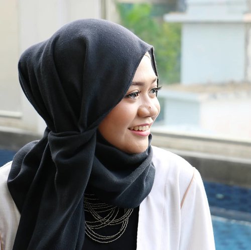 Keep smiling, because life is a beautiful thing and there's so much to smile about.- Marilyn Monroe -....#lifestyle #gadzoticastyle  #candid #hijab #hijaberindo #hijabersurabaya #hijabstyle #photography #hijabootd #hijabootdindo #hijabootdindonesia  #훈녀 #옷스타그램 #패션 #데일리룩 #hijabinfluencer @lookbookindonesia #lookbookindonesia #bbloggerid  #beautybloggerid #influencer #fashioninfluencer #photography #positivevibes #qotd #clozetter #clozetteid