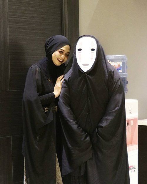 Plan : Bite her neck Fact : We can't help to laugh and did weird pose 😂 - CAST -Vampire : Me 👯Kaonashi (No Face - Spirited Away) : @redhacs__#ootd #wefie #halloween #halloweencostume #vampire #kaonashi #love #pictureoftheday #picoftheday #clozetteid