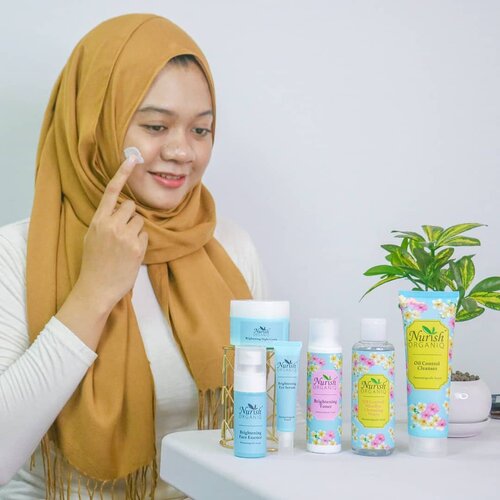 Baru-baru ini aku nyobain skincare halal dari @Nurishorganiq_id . Aku nyobain 1 set produk seri Brightening nih, antara lain:- Nurish Organiq Oil Control Micellar Cleansing Water- Nurish Organiq Oil Control Foamy Cleanser- Nurish Organiq Brightening Toner- Nurish Organiq Brightening Eye Serum- Nurish Organiq Face Essence- Nurish OrganiqBrightening Night Cream..Rangkaian produk Nurish Organiq di kulitku beneran bikin cerah dan glowing. Bahkan aku nggak nyangka pori-pori juga ikut mengecil. Aku sebagai pemilik kulit kombinasi-sensitif merekomendasikan Nurish Organiq Brightening untuk dicoba. Yang penasaran review lengkapnya, bisa baca di blogku gadzotica.com ya!.bit.ly/ReviewNurishOrganiq(Clickable Link di bio).Selamat membaca 🤓..@clozetteid #Clozetteid #Clozetteidreview #Nurish OrganiqXClozetteIdReview #MilikiKekuatanAlamiKulitmu #NurishOrganiqID #beauty #beautyblogger #beautybloggerid #beautyinfluencer #gadzoticareview #훈녀