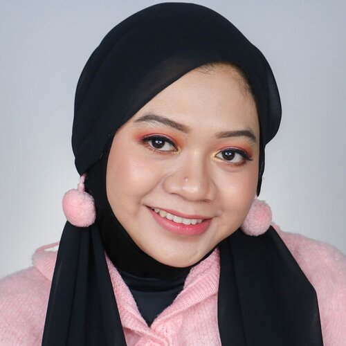 Masih berhubungan dengan post kemarin, ini detail makeup cute simpel ala aku. Siapa tau bisa jadi inspirasi 💕.
Ini ceritanya sambil nyobain bibir glossy. Karena bibirku dari sononya udah tebel, gloss-nya diaplikasiin tipis-tipis di bagian tertinggi bibir aja biar volume bibir jadi nggak lebay 😝. Gimana menurut kalian?

Produk yang kupakai:
@shuuemura Unlimited Foundation 754
@imagicofficial.id 14 Color Eyeshadow Palette
@justmiss_id Eyebrow Pencil Dark Brown
@makeoverid Eyeliner Pencil Glam Gold
@justmiss_id Flick It Eyeliner
@maybelline Hypercurl Mascara
@ratubulumata Baby Wispies
@Chicaychico_official One Shot Palette Dazzling Sand
@missha.id Cotton Blush Vintage Robe
@maybelline Master Chrome Highlighter Molten Gold
@qlcosmetic Lip Cream Matte 33 Prime Rose
@riveracosmetics Gotta Be Matte Lip Cream 301
@sorchacosmetic Lip Glow Molana

#fotd #eotd #motd #naturalmakeup #simplemakeup #cutemakeup #inspirasicantik #ragamkecantikan #tampilcantik #beauty #hijab #beautyinfluencer #beautyblogger #beautyinfluencersby #beautyinfluencerid #indobeautygram #beautygram #clozetteid