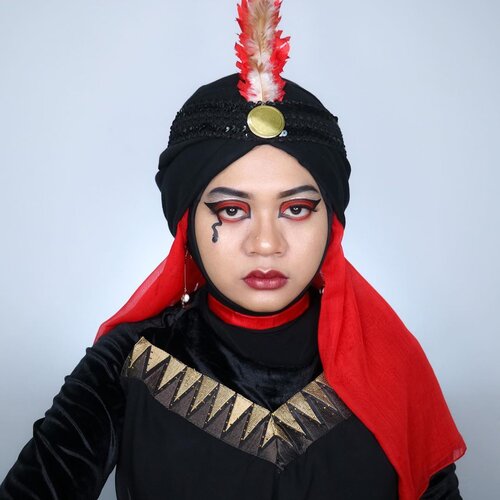 Hi, I’m Jafarina. Daughter of Jafar The Great 💃🏻

Collab kali ini temanya Disney Villains. Aku create makeupnya Jafar tapi pengen versi cantik 😝. Karakternya identik sama warna merah dan hitam kan, jadi makeupnya kubikin pakai 2 warna itu dengan sentuhan tato ular di pipi. Kalau Jafar ularnya berupa tongkat, Jafarina ularnya di makeup biar kalau mau pakai sihir nggak usah rempong bawa-bawa barang. Makanya ularnya nge-blend sama makeupnya. Terus alisnya lebih nungging dari alis asli plus ekpresi muka songong supaya keliatan makin judes dan mengintimidasi🤣

Mix n match bajunya nggak kalah seru loh. Berbekal baju, kerudung, dan belt (yg nahan bulu-buluan biar berdiri) jadilah outfit ala-ala Jafar. Nggak ketiplek sih karena pakai apa yg aku punya. Berhubung konsepnya versi cantik jadi di mix-match aja. Gimana nih menurut kalian? 

#disneyvillain #disneyvillaincollab #jafarinspired #jafarmakeup #makeupkarakter #artmakeup #makeupinspired #fantasymakeup #beauty #makeup #beautybloggerid #beautyinfluencerid #indobeautygram #beautycontentcreator #surabayainfluencer #clozetteid