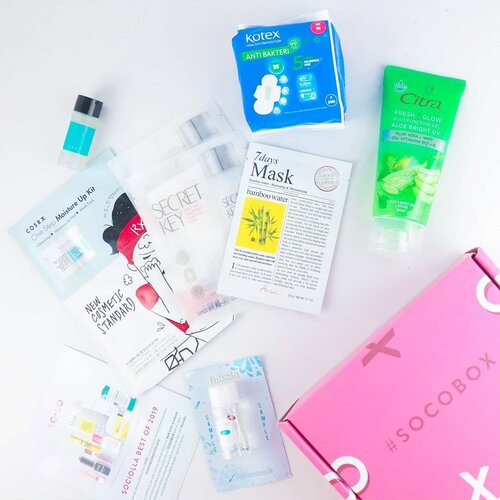 Kejutan banget akhirnya aku bisa cobain produk #socoboxbestof2019. 😄
Jadi isinya itu produk-produk @sociolla yg paling laris dan di sepanjang tahun 2019 kemarin. Nah produk-produknya antara lain:

@secretkey STE Mask
@ariul 7 Days Mask Sheet Bamboo
@cosrx One Step Moisture Up Kit
COSRX Two In One Poreless Power Liquid
@bifesta Micellar Water Sebum
@cantikcitra Aloe & Mint Gel
@kotex Anti Bakteri Pad

Seru banget dapet #SOCOBOX yg
sudah disesuaikan dengan profil kulitku di akun SOCO dan kebetulan emang wish list-ku sejak lama. Kalian pengen berpeluang dapet SOCOBOX juga? Cus gabung aja di SOCO.ID yah.

@beautyjournal  #SOCOID #beauty #lifestyle #beautybloggerid #beautygram #indobeautygram #flatlay #beautyflatlay #beautygram #clozetteid