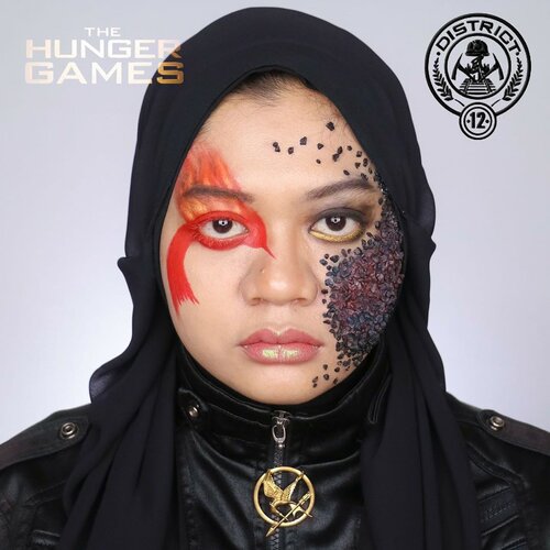 Kalian penggemar Hunger Games? Kalau di filmnya yg jadi fokus itu kostum masing-masing distrik, di collab kali ini kami create makeupnya. Seru nggak tuh? 😁

Pas denger District 12 pasti langsung ke Mockingjay. Ya nggak? Tapi kalian ngeh nggak sih kalau sebenernya District 12 itu wilayah pertambangan batu bara? Dan karena aku nggak mau fokus ke Mockingjay aja, aku create makeup District 12 dengan sentuhan “skill Peeta” yaitu melukis alam dengan realistis. Voila, jadilah perpaduan kekuatan Katniss si Mockingjay dan skill melukis Peeta yg menonjolkan pertambangan batu bara District 12.

Pas bikin konsep sih oke banget, realitanya nggak gitu gaes. Persiapan bikin batu baranya dulu pakai kerikil sukulen yg dicat item terus dibakar. Bikin makeupnya juga hampir 4 jam supaya efek batu baranya kelihatan serealistis mungkin. Mau kukasih editan bara-bara api biar kelihatan makin real tapi nggak jadi, aku biarin makeupku natural apa adanya supaya kalian ngerti betapa ribetnya makeup ini. 

Walaupun ribet, tapi seru dan bahagia banget bikin makeup di tema collab kali ini. Semuanya totalitas banget di makeup dan propertinya. Karena makeup bagi kami bukan untuk menggoda lelaki, melainkan adalah seni 😎.

DISTRICT 

1 Luxury - @mgirl83
2 Masonry - @hincelois_jj
3 Technology - @clarsabb
4 Fishing - @Auzola
5 Power -  @anita_bee
6 Transportation - @just_luthfii
7 Lumber - @banieun08
8 Textiles - @ochix_zakiyah
9 Grain - @vallerinechristaballe
10 Livestock - @vannysariz
11 Agriculture - @magdalena_bhe
12 Mining - @gadzotica
13 Nuclear - @Leonita_wenny
14 Capitol - @aiyuki_aikawa

#hungergamescollab #hungergamesmakeupcollab
#district12 #Mining #district12makeup #hungergamesmakeup #miningmakeup #coalmakeup #sfxmakeup #sfx #beauty #beautyinfluencerindo #fakeupfix #indobeautygram #clozetteid