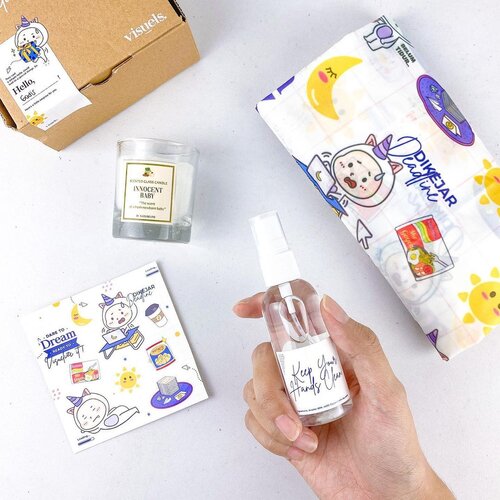 Foto pertama di tahun 2021 dihiasi hampers akhir tahun dari @visuels.id @visuels.management .
Ada hand sanitizer, scented candle, sticker dan tote bag. Apalagi gambarnya lucu, menggambarkan kehidupan influencer/ blogger yg selalu dikejar deadline dan selalu ngeluh “aku belum tidur”. 😂

Bakal bermanfaat dan kepake banget ini. Jadi makin semangat buat bikin konten di 2021 🎉

#flatlay #productphotography #lifestyle #gadzotica #bloggerlife #influencerlife #beautybloggerid #flatlayinspiration #flatlayideas #clozetteid