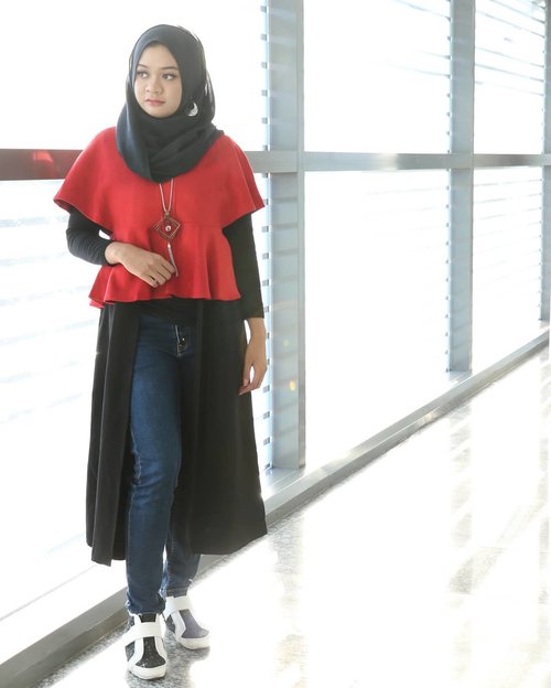 My #casualoutfit for @divabeautyid #DivaBeautyFest  event yesterday. I mixed the red crop top with inner and long black cardigan inside to make it "hijab friendly". I also wear denim and sneakers to accentuate the casual style..📷 @vannysariz She is the best one who knows how to shoot my most hated left angles beautifully so far __#ootd #gadzoticastyle #lookbook #lookbookindonesia #fashion #fashioninfluencer #hijabersurabaya #candid #hijabootd #hijabootdindo #hijabootdindonesia #hijabstyle #hijabstyleindonesia #inspirasihijab #hijabinfluencer #fotd #bblogger #bbloggerid #fashionblogger #beautybloggerid #influencer #beautyinfluencer #photography #clozetter #clozetteid