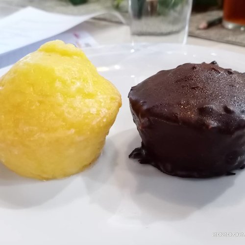 Sukses Menjadi Mom Preneur bersama  @ayahbunda_  @bnilifeid melalui media social, ditemani Chocolate cake and lemon cake yang  super tasty @paris.sorbet Di pagi yang cerah...#SeruBarengBNILife#EazylifeBNILife#ClozetteID