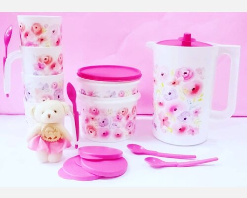 Pretty Flowers Set from Tupper Ware ..Keceh kan tupperwarenya..Hadiah dari @clozetteid 🤩🤩 Sejak kelahiran anak ke 3 , aku mulai suka dengan peralatan kitchen set , selain buat MPASI kitchen set ini suka aku pakai buat menjamu anak nomer dua yang suka bermain peran. Ditambah lagi warna kitchen set ini  pink..tambah deh sukaknya 😍Gayung bersambut, sejak berlangganan dengan aplikasi clozette premium, ilmu perdapuran semakin bertambah karena informasinya update banget selain ilmu beauty dan fashion..lengkap banget informasinya.. Kamu ikutan juga ya , download aplikasinya isi data dan pilih yang premium,  biaya langganannya cuma 20.000 /bulan...kagetkann..kamu bakla lebih kaget lagi dengan berbagai hadiah tiap minggunya jika kamu aktif berinteraksi ..bisa  bisa kamu menjadi pemenang hadiah utama yang super keceh .. Ayoo segera berlangganan.. #ClozetteID