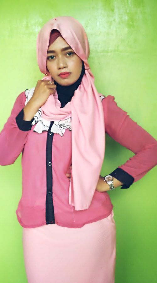 Chic in pink..
#COTW #CIDHijabIspiration #ClozetteId