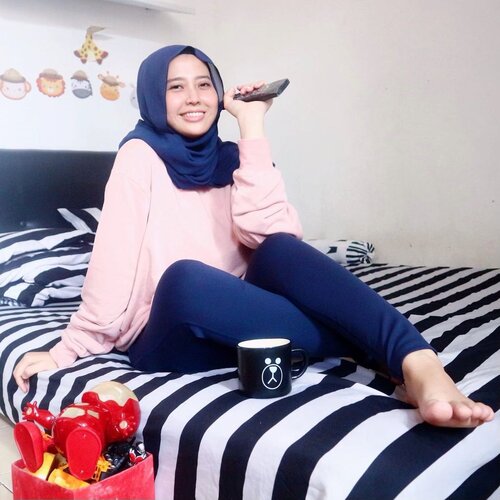 hai hai! buibu long weekend-nya tetep bebersih rumah? sama kayak aku nihhh, sambil nonton tv & ngeteh. gapapa yang penting tetep enjoy dan nyaman dirumah yaaa,sejak punya anak aku tuh jadi “team legging” banget, soalnya nyaman dipakai ngapain aja, bebersih, nyantai dirumah, ngajak main anak, sampe kluar rumahpun aku keseringan pakai legging.aslik deh, High-waist Pencil Legging dari @myrism.global ini nyamaaan banget dipakai, tinggal paduin sama oversize hoodie, kaos, tunik sampe mini dress juga cocokLeggings #Myrism ini comes with UPF 50+ ngasih perlindungan dari sinar ultra-violet. Bahan COTTNA fabric-nya durable & strong, warnanya juga gak gampang pudar dan quick dry! 💙@clozetteid @myrism.global #LADYBOSS #myrism #ClozetteIDReview #ClozetteID